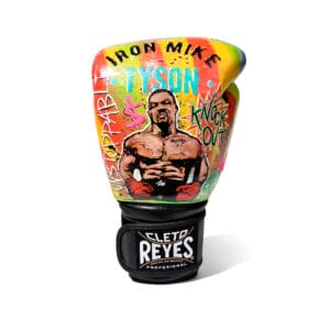 Guante de boxeo real intervenido con el retrato de Tyson y tipografía urbana de colores.