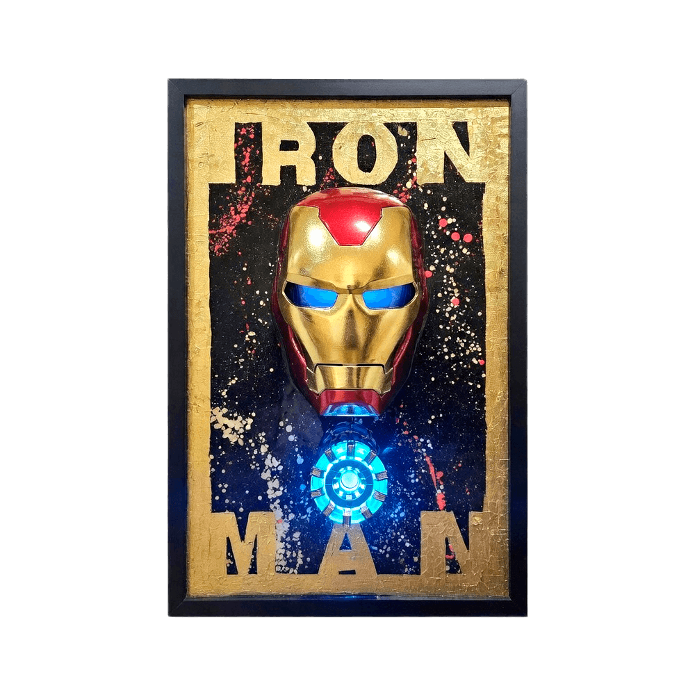 Obra de arte en resina con máscara de Iron Man en relieve 3D, detalles dorados y efectos de luz LED, estilo Marvel contemporáneo.