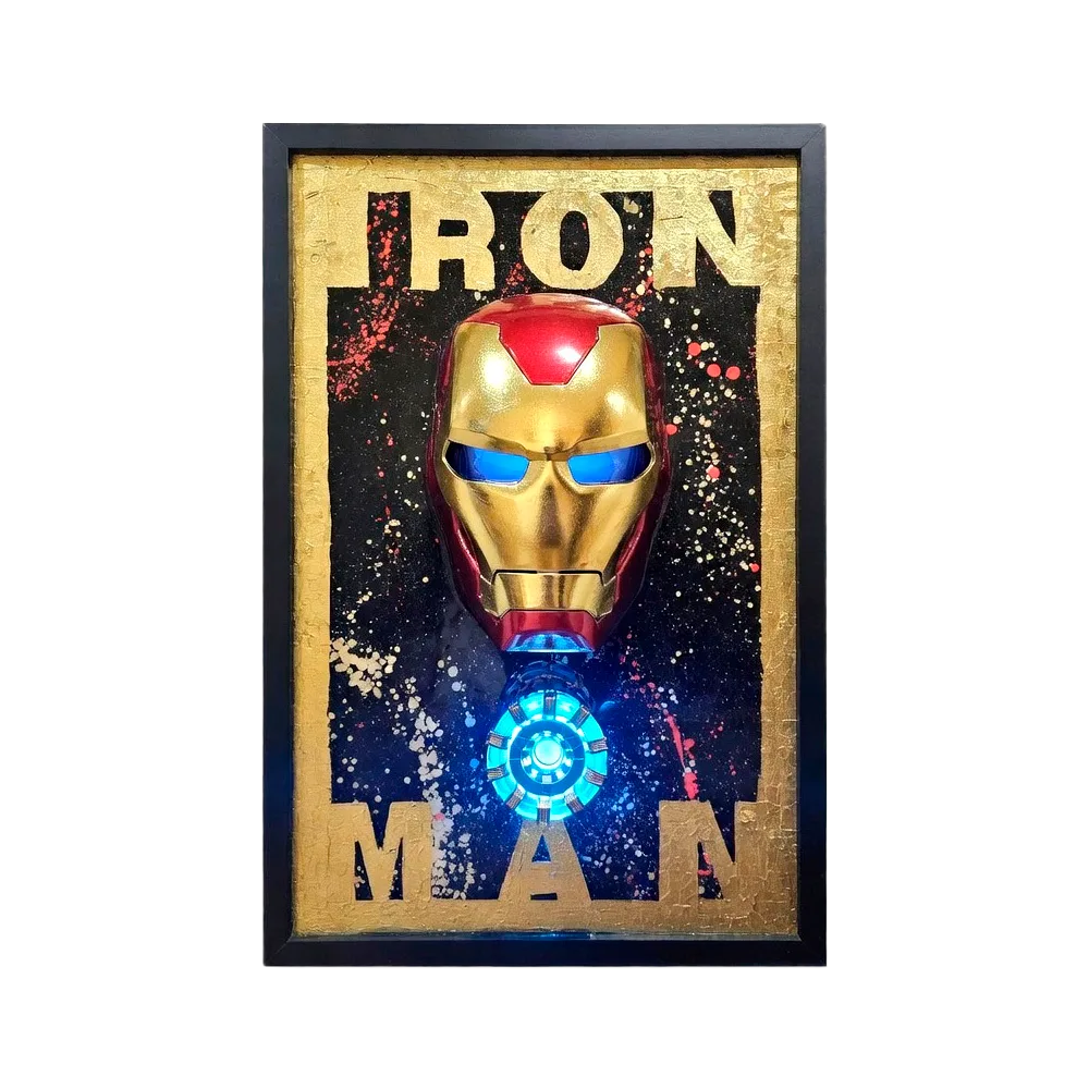 Obra de arte en resina con máscara de Iron Man en relieve 3D, detalles dorados y efectos de luz LED, estilo Marvel contemporáneo.