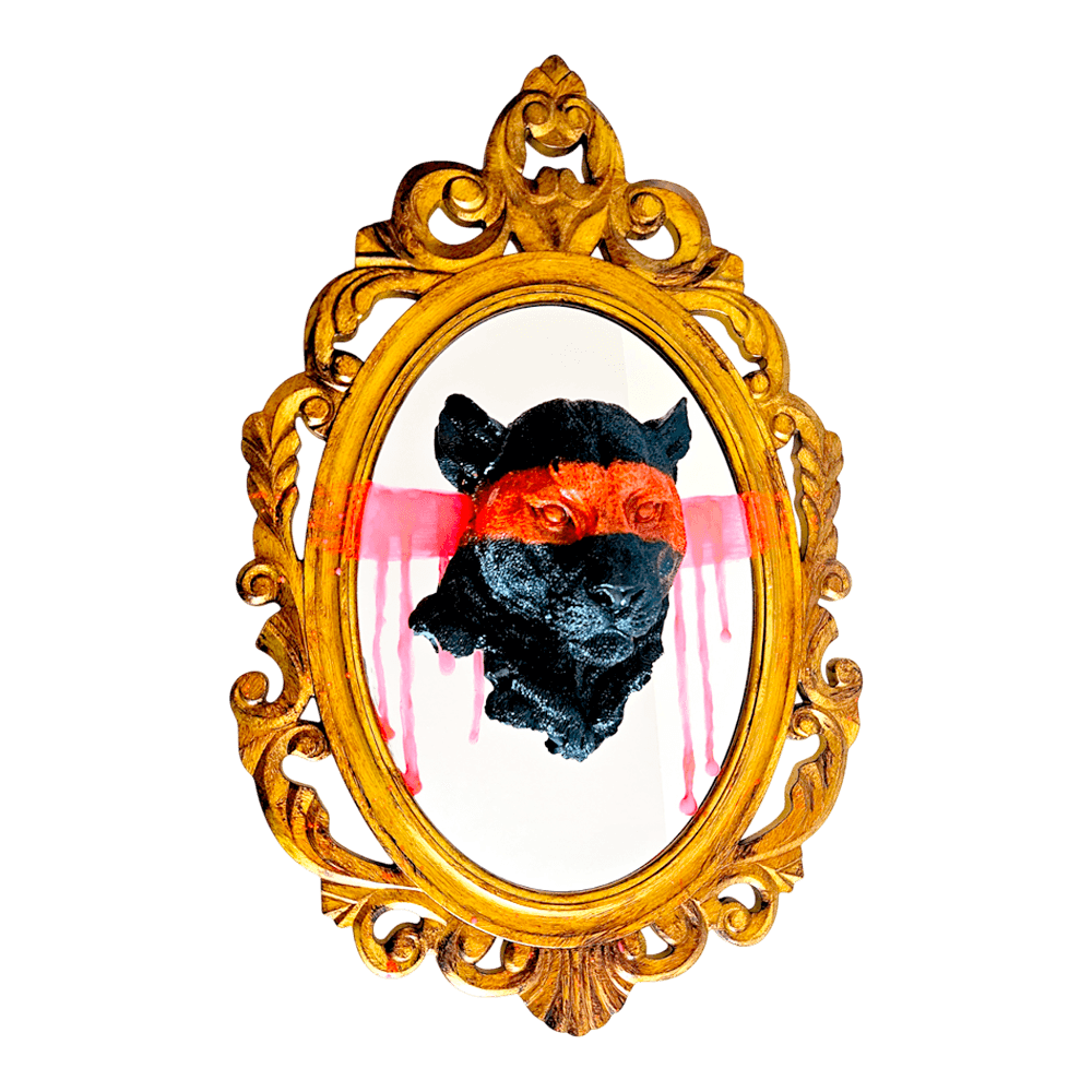 Marco de espejo barroco dorado con escultura de cabeza de pantera negra y detalles de pintura goteando, fusión de arte clásico y moderno.