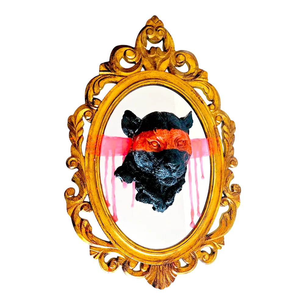 Marco de espejo barroco dorado con escultura de cabeza de pantera negra y detalles de pintura goteando, fusión de arte clásico y moderno.