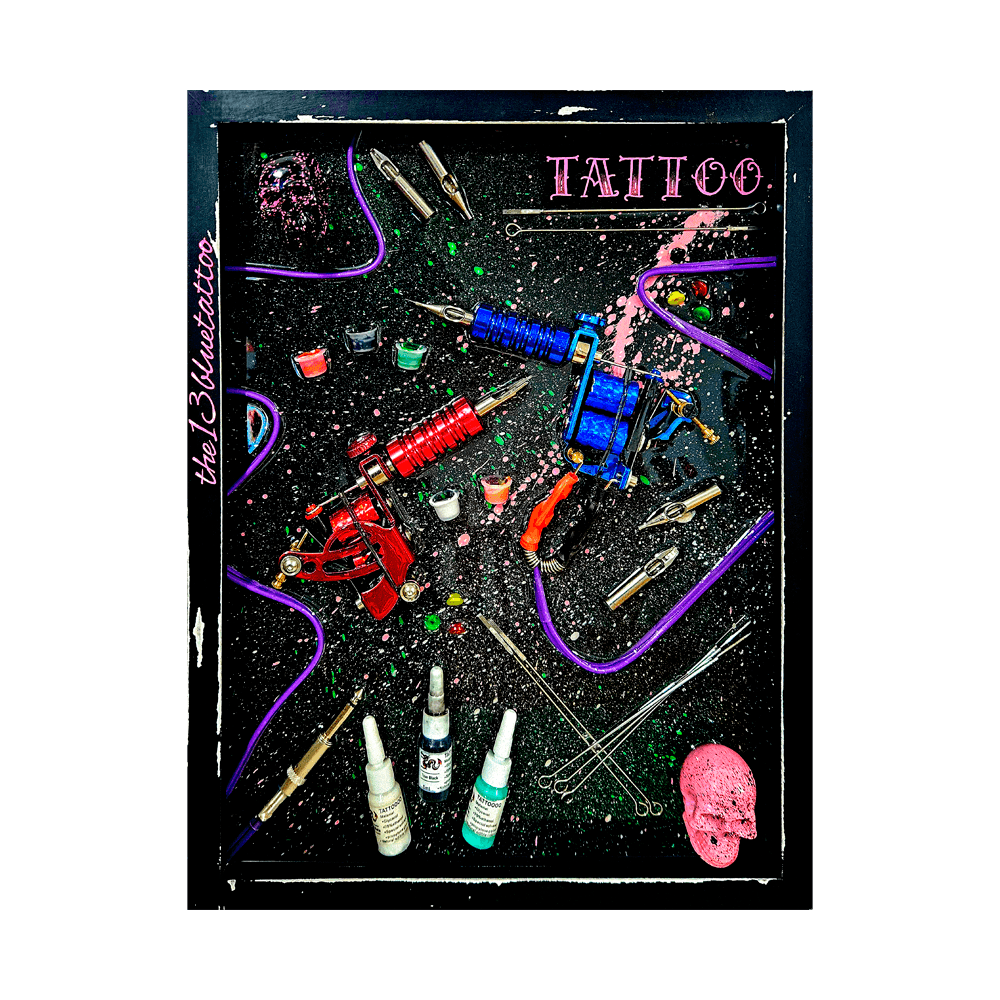 Obra personalizada con temática de tatuaje profesional que incluye máquinas de tatuar reales, botes de tinta y estética neón sobre fondo estrellado.
