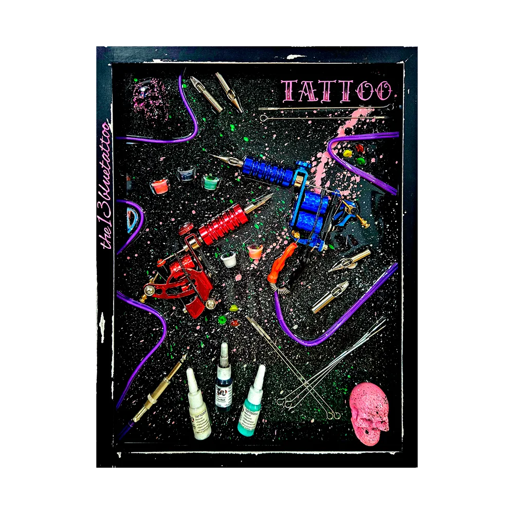 Obra personalizada con temática de tatuaje profesional que incluye máquinas de tatuar reales, botes de tinta y estética neón sobre fondo estrellado.