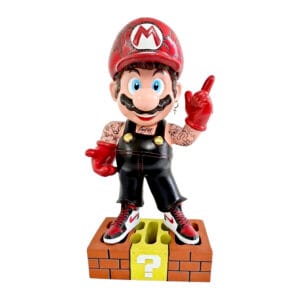 scultura de Mario Bros con estética urbana y tatuajes, posando sobre un bloque de interrogación, pieza de arte pop de Mistery Studio.