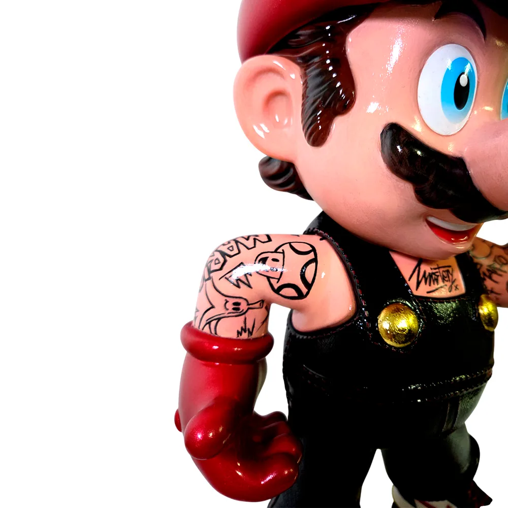 scultura de Mario Bros con estética urbana y tatuajes, posando sobre un bloque de interrogación