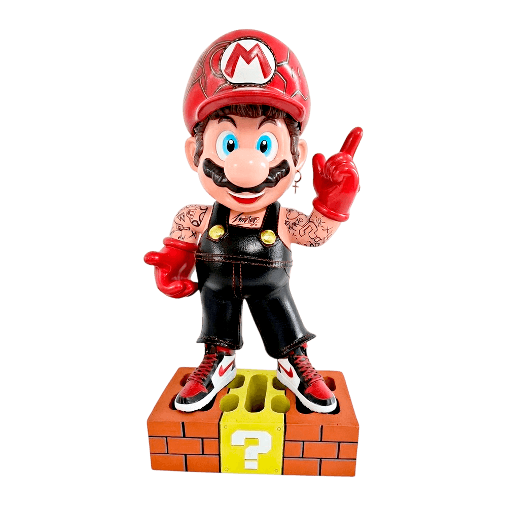 Escultura de Mario Bros con estética urbana y tatuajes, posando sobre un bloque de interrogación, pieza de arte pop de Mistery Studio.