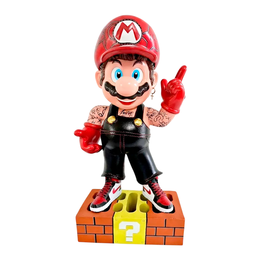 Escultura de Mario Bros con estética urbana y tatuajes, posando sobre un bloque de interrogación, pieza de arte pop de Mistery Studio.