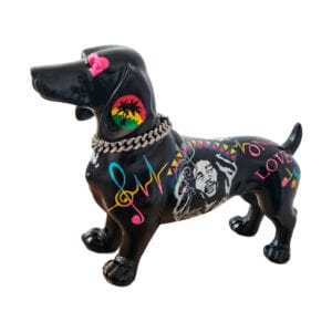 Figura de perro salchicha decorada con patrones geométricos multicolores