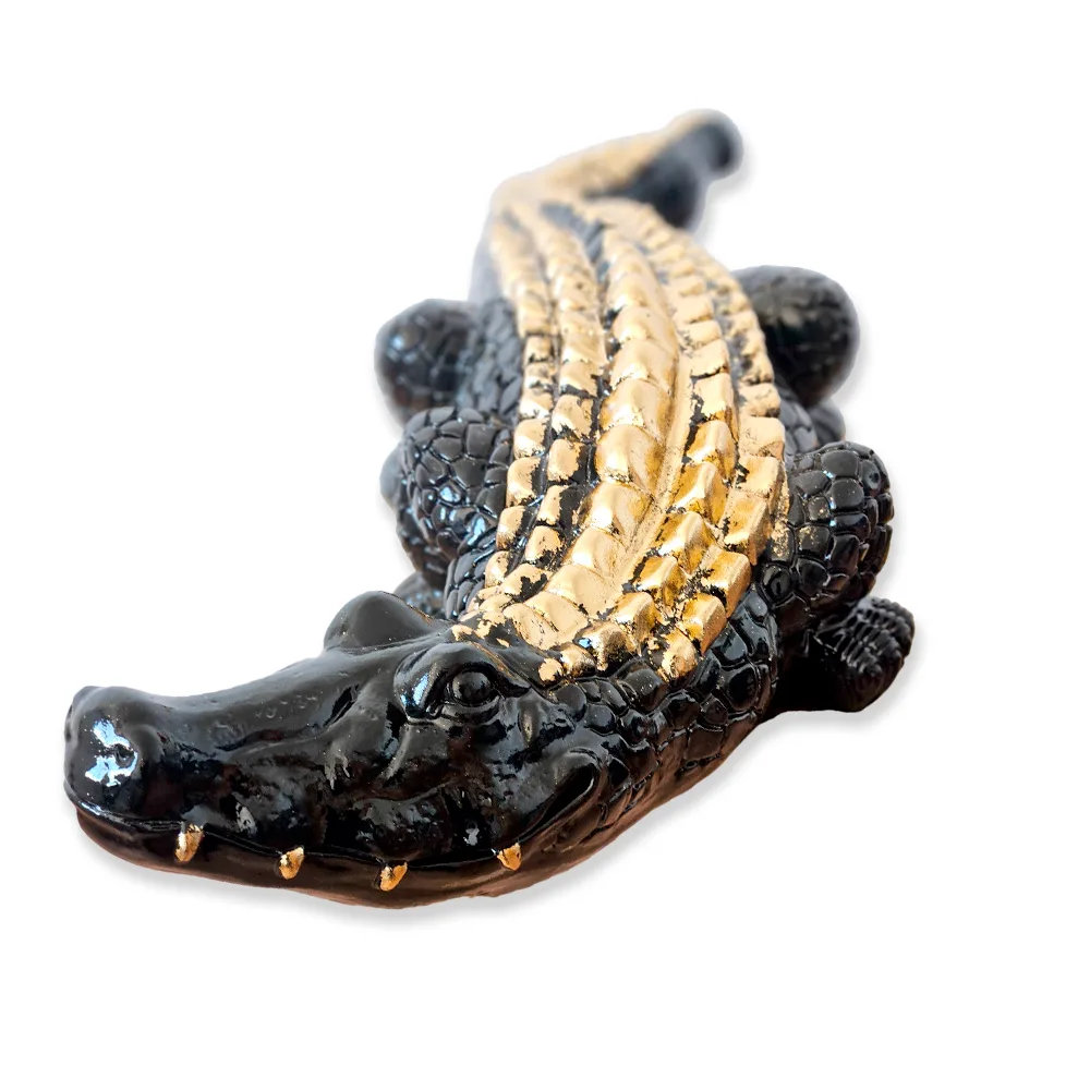 scultura de cocodrilo con acabado metálico en oro brillante, pieza de lujo para decoración contemporánea.