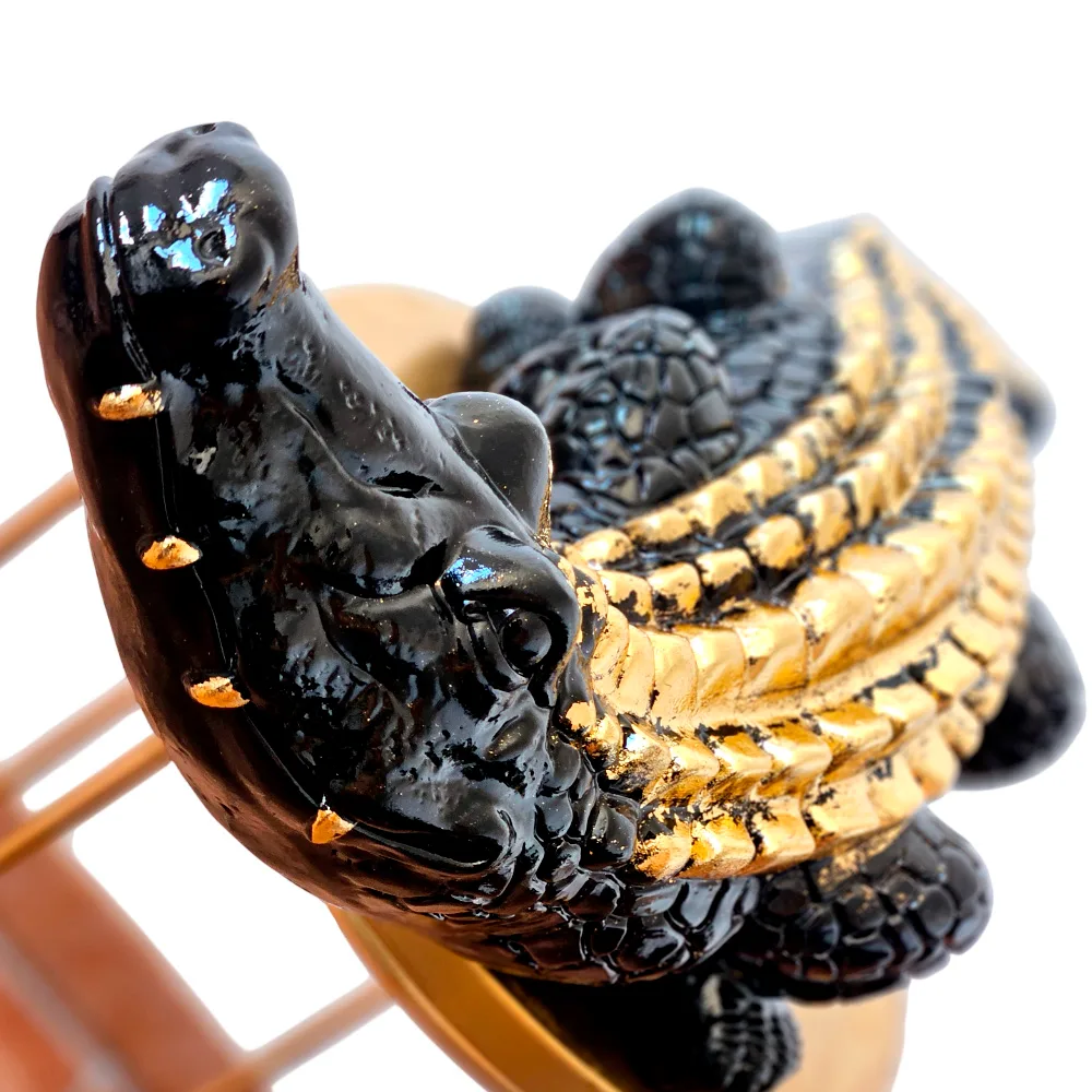 scultura de cocodrilo con acabado metálico en oro brillante, pieza de lujo para decoración