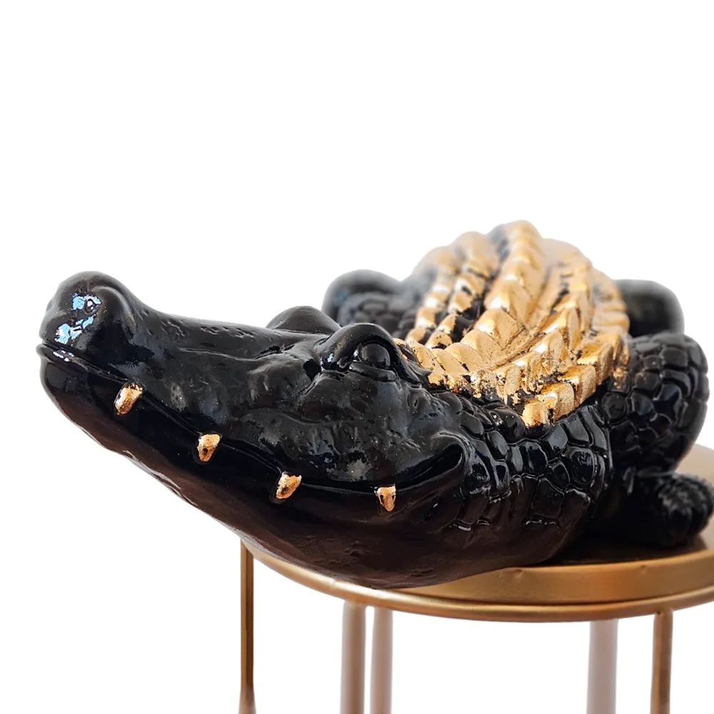 scultura de cocodrilo con acabado metálico en pan de oro